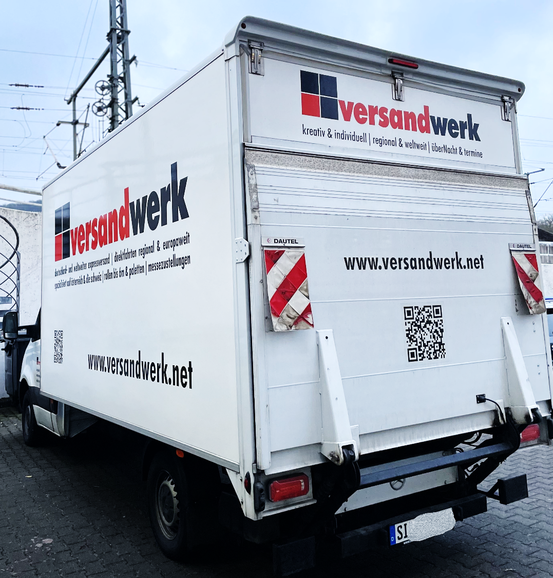 Transporter mit Hebebühne aus dem Fuhrpark von versandwerk